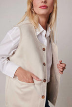 Load image into Gallery viewer, Labdip Barney Sherpa Gilet - Cream
