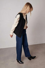Load image into Gallery viewer, Labdip Barney Sherpa Gilet - Black
