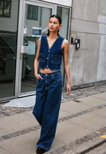 Load image into Gallery viewer, Blanche Wayne Box Jeans - Mid Blue
