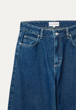 Load image into Gallery viewer, Blanche Wayne Box Jeans - Mid Blue
