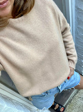 Load image into Gallery viewer, Jumper 1234 Exposed Crew - Camel
