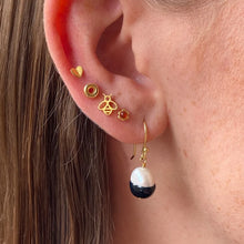 Load image into Gallery viewer, Lulu Copenhagen Blomst 1PCS Earring - Gold/Red Agate

